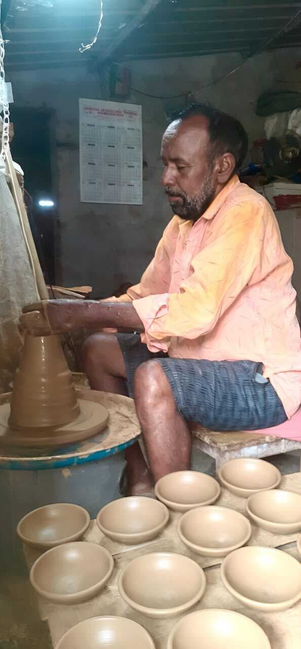 East Singhbhum News : मौसम का साथ, चाक पर तेजी से चल रहे हाथ