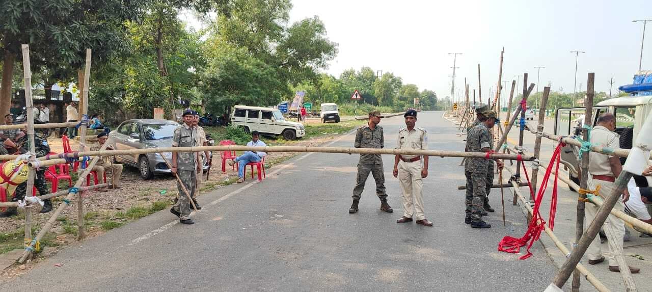 East Singhbhum News : अनुमंडल कार्यालय की सुरक्षा चुस्त, बाईपास रोड से आवागमन बंद