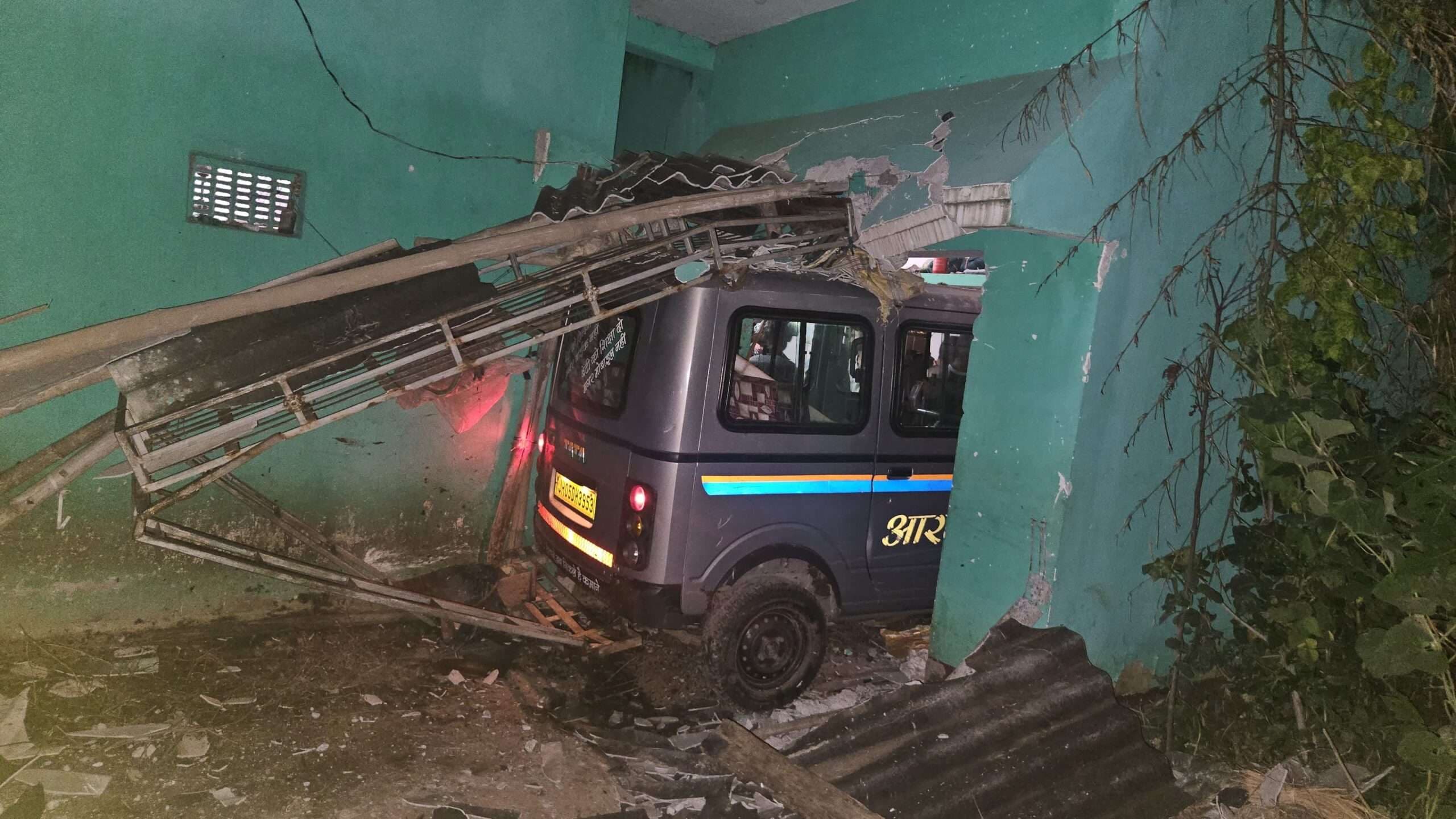 East Singhbhum News : अनियंत्रित टाटा मैजिक घर में घुसी, बाल-बाल बचा परिवार