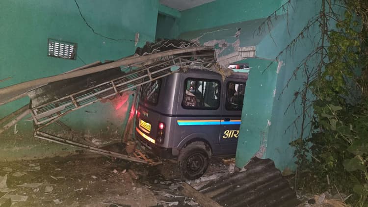 East Singhbhum News : अनियंत्रित टाटा मैजिक घर में घुसी, बाल-बाल बचा परिवार