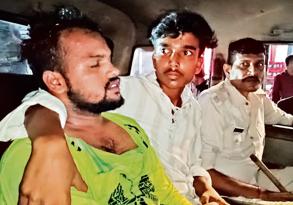 Jamshedpur News : साकची : ट्यूशन में बच्चों के झगड़े ने लिया हिंसक रूप, डीसी लाउंज में युवकों ने की तोड़फोड़