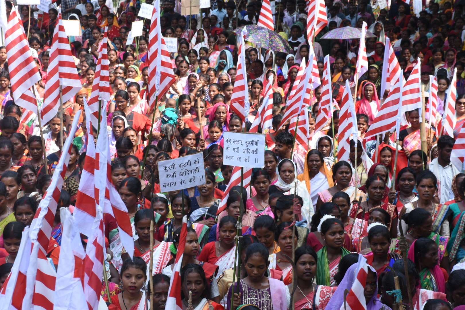 Dhanbad News: धनबाद में आदिवासियों ने दिखाया दम