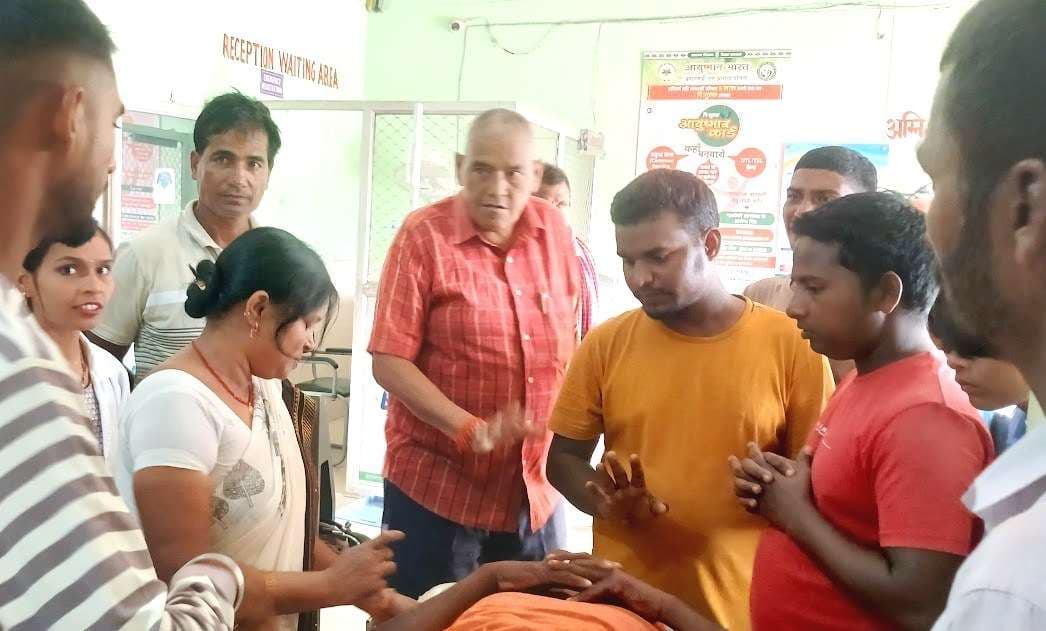 बाइक की टक्कर से अधेड़ जख्मी, रेफर