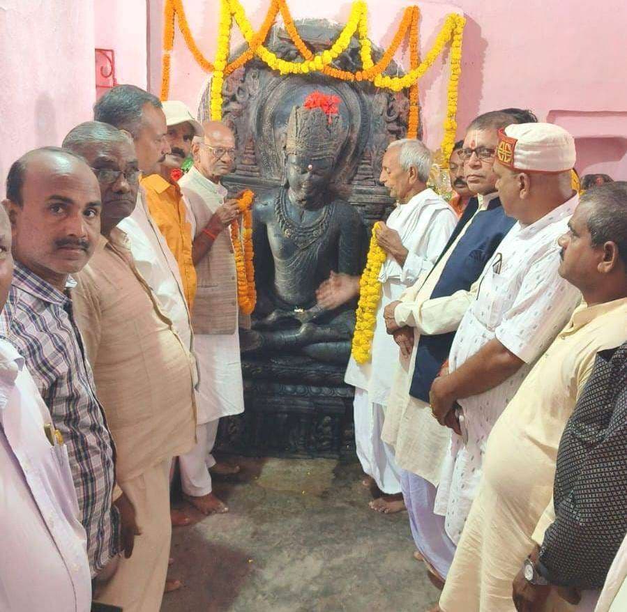 मनोरा गांव में भगवान बुद्ध की पूजा-अर्चना