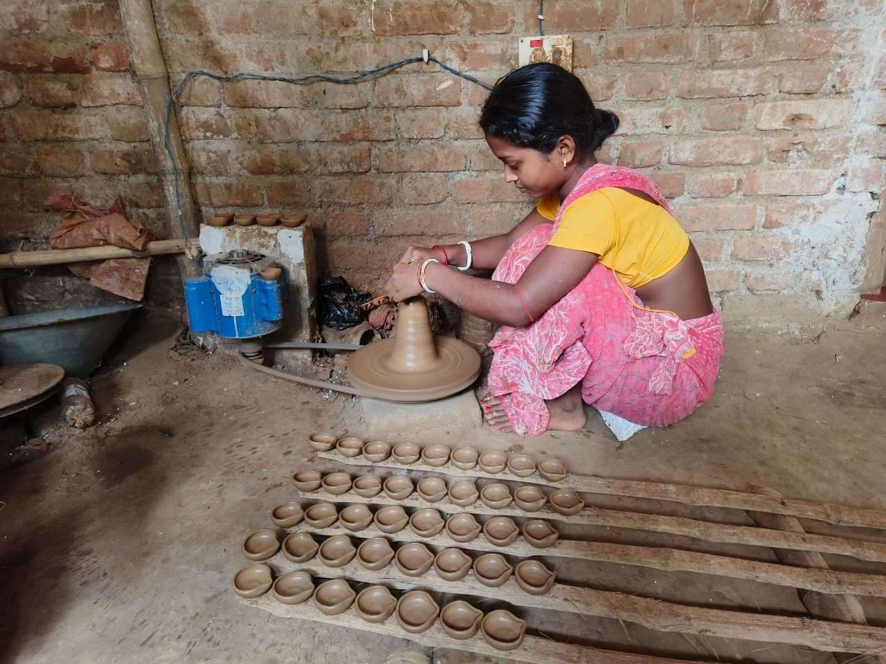 कुम्हारों ने चाक की बढ़ाई रफ्तार, मिट्टी के दीये से लाएंगे खुशहाली