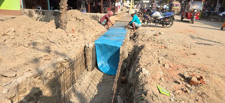 नाला निर्माण कार्य में गुणवत्ताहीन सामग्रियों का धड़ल्ले से हो रहा इस्तेमाल