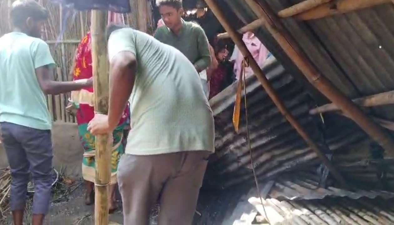 खाना बनाने के दौरान आग लगने से तीन घर जलकर राख