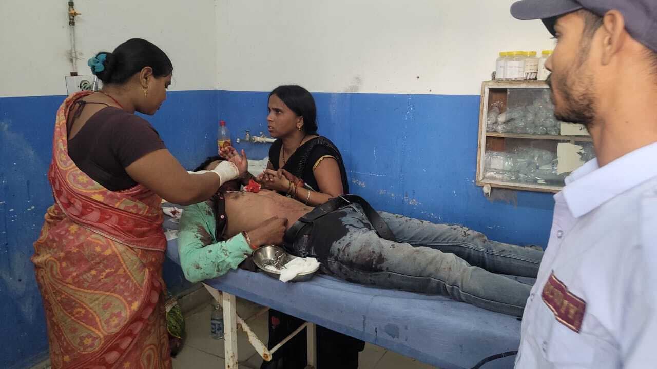 ट्रक व ऑटो की टक्कर में नौ लोग गंभीर रूप से घायल