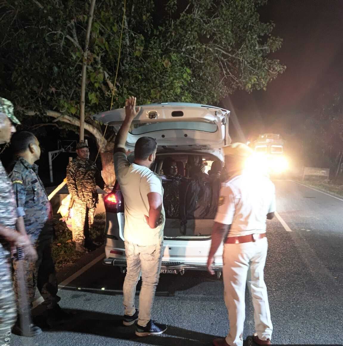 घोंघसा व तरहारी चेक पोस्ट पर चला वाहन जांच अभियान