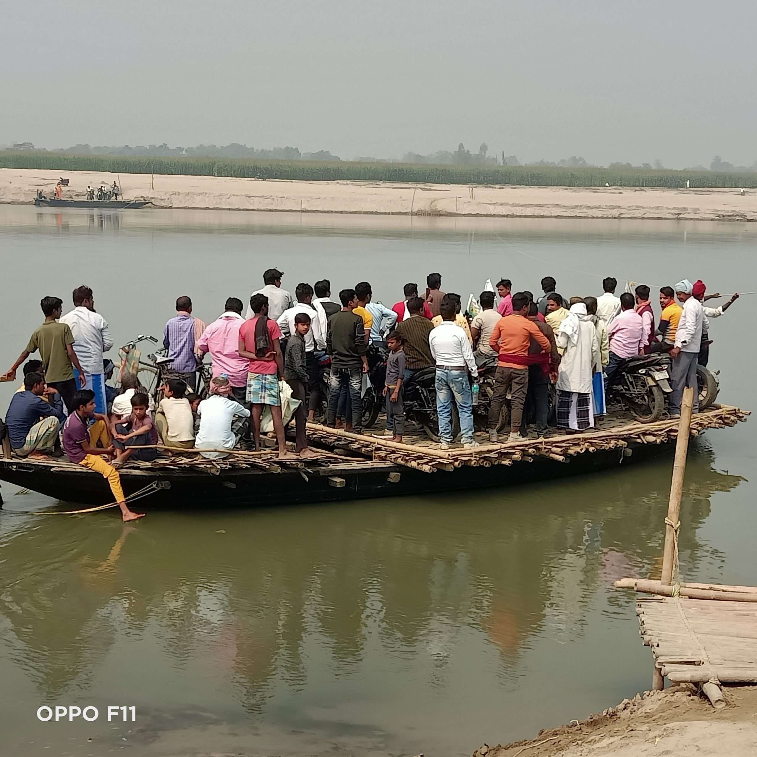 रैंयापुर  में पुल के अभाव में नाव से नदी पार करने को मजबूर बड़ी आबादी