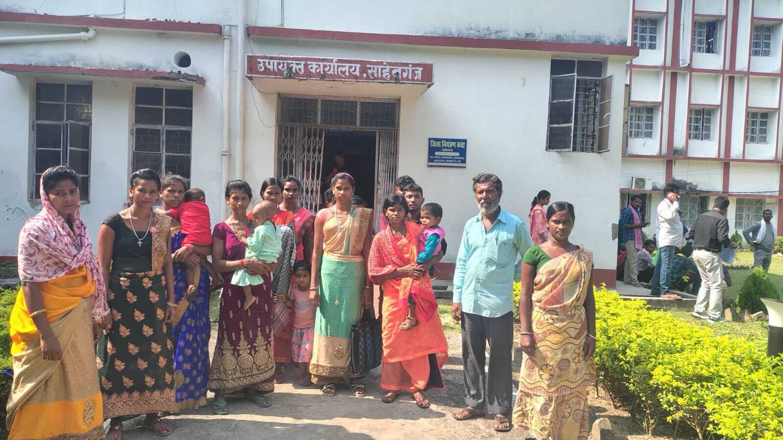 पहाड़िया समुदाय ने अंत्योदय कार्ड न मिलने पर डीसी से शिकायत की