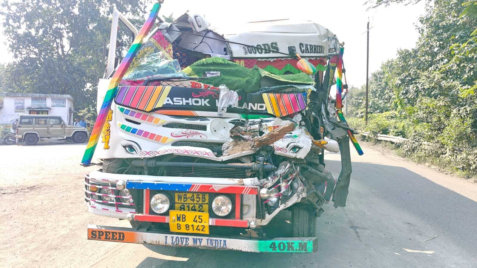 चार बड़े वाहन आपस में टकराकर हुए क्षतिग्रस्त, चालक फरार