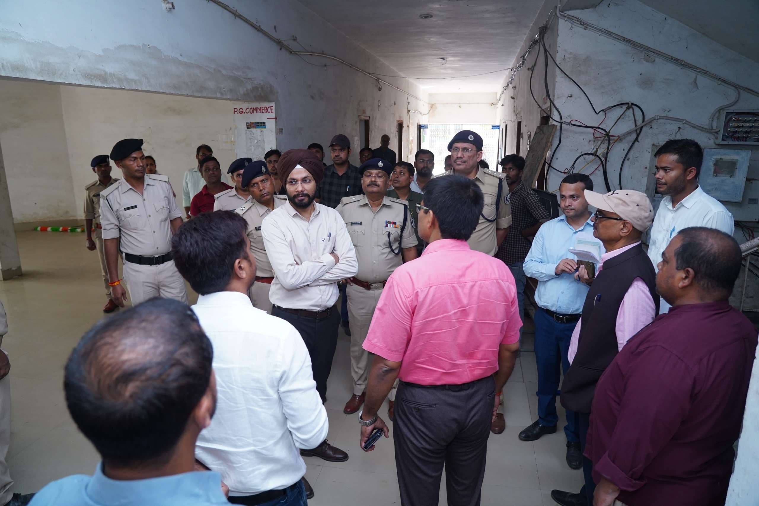 डिस्पैच सेंटर  डीएम ने किया निरीक्षण