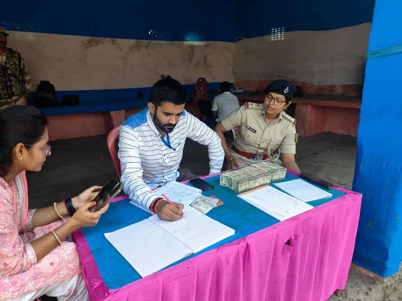 थावे में एनएच पर वाहन जांच के दौरान स्काॅर्पियो से 12.49 लाख रुपये बरामद, मजिस्ट्रेट और पुलिस ने की संयुक्त कार्रवाई