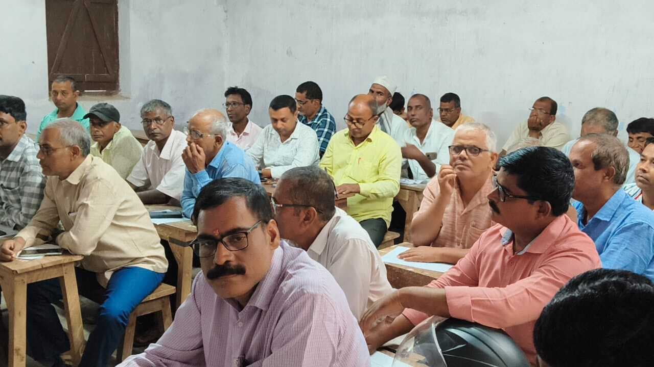 ईवीएम में सौ-सौ मत डालकर कराया गया मॉक पोल