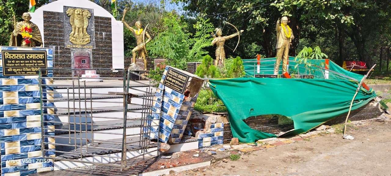 ट्रक के धक्के से विरासत स्मारक क्षतिग्रस्त