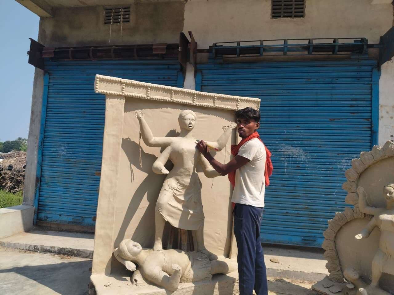 काली पूजा को लेकर तैयारी तेज, अंतिम दौर में पहुंचा प्रतिमा बनाने का काम