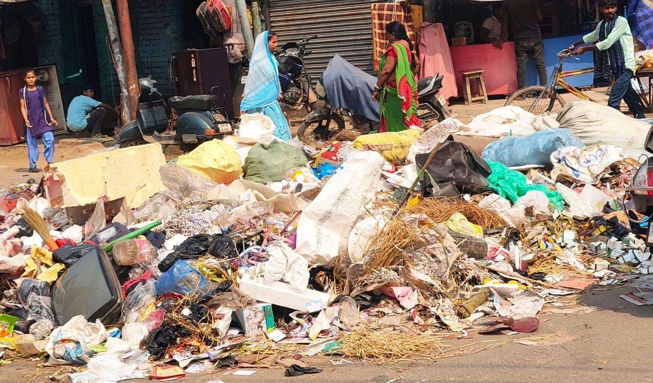 निगम की सफाई एजेंसी कर रही मनमानी, दोपहर बाद होती है कूड़े का उठाव