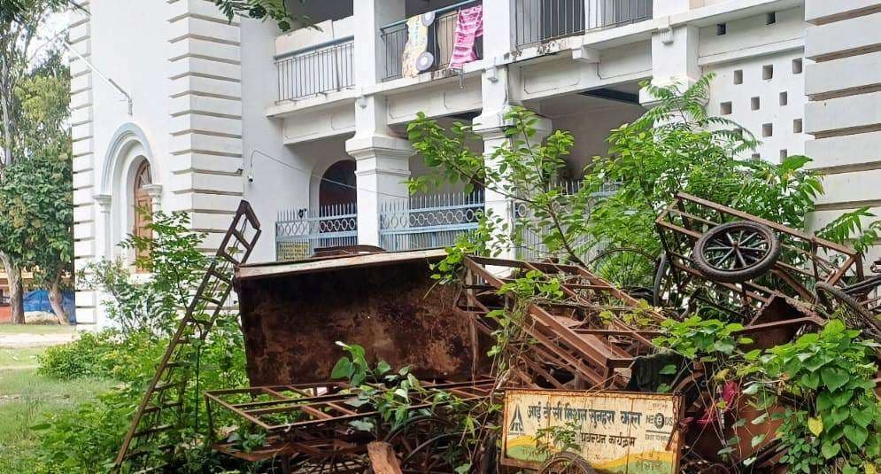 सफाई एजेंसी पर निगम मेहरवान : नगर भवन के कमरा व बरामदे पर अवैध कब्जा