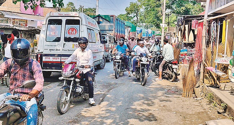 Hajipur News : बस से कुचलकर साइकिल सवार मजदूर की मौत, मचा कोहराम