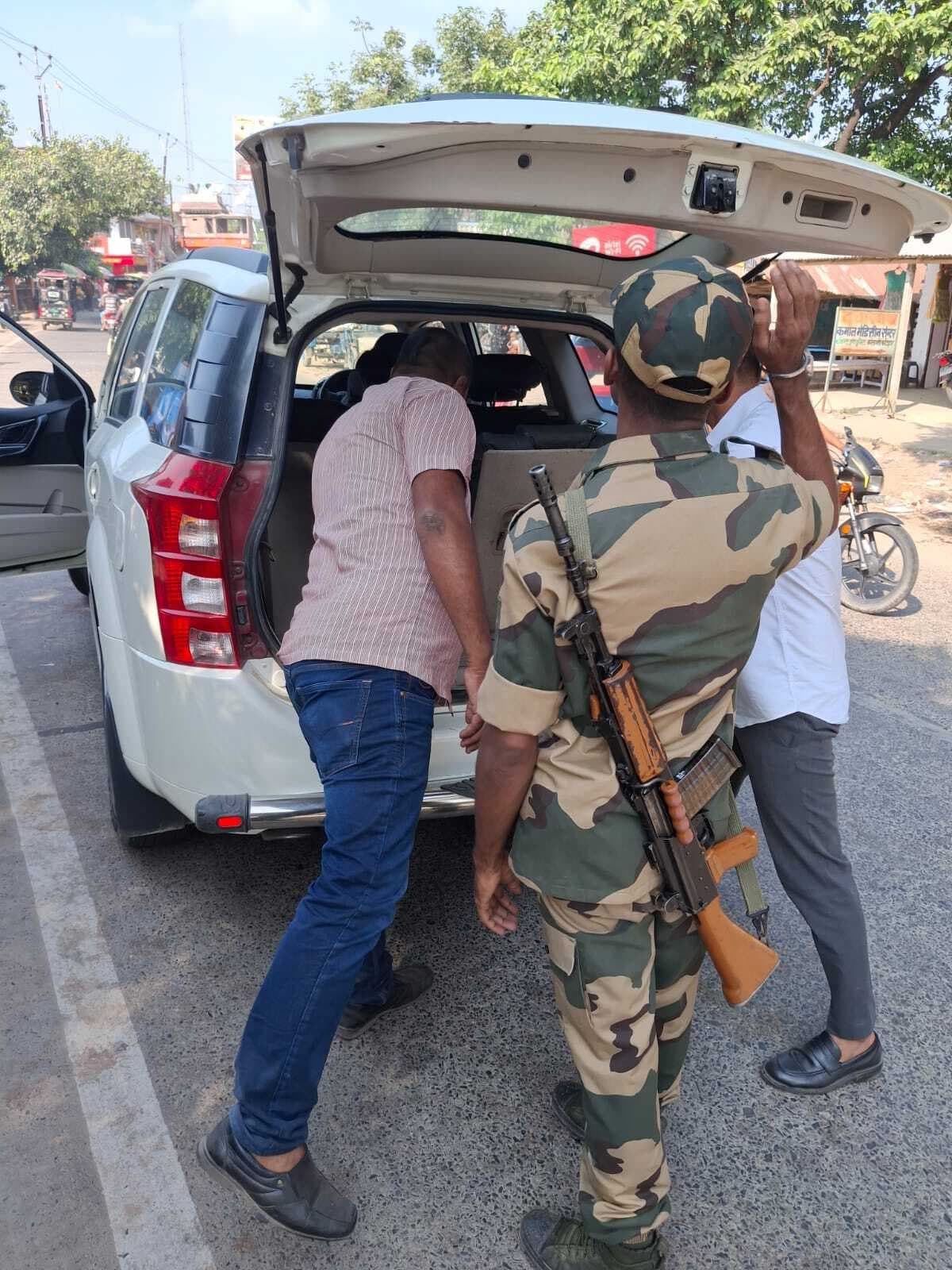 पुलिस ने सघनता से की वाहनों की जांच