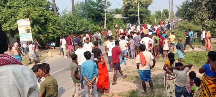 अनियंत्रित हाइवा की चपेट में आने से बाइक सवार महिला की मौत