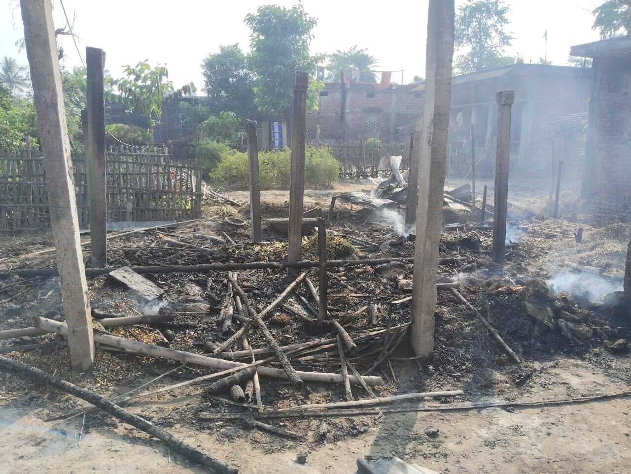 आग से दो परिवार का घर जलकर नष्ट