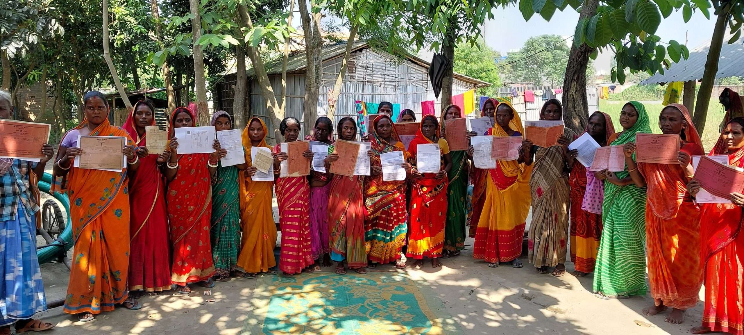 जमीन खाली करने की धमकी, दर्जनों पीड़ित परिवार ने डीएम से लगायी न्याय की गुहार