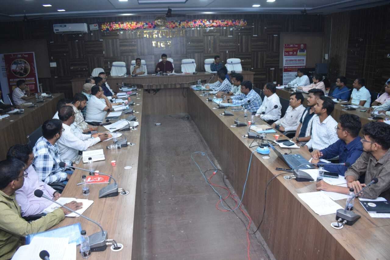 पेंडिंग विकास योजनाओं को गुणवत्ता के साथ करायें पूर्ण : डीसी