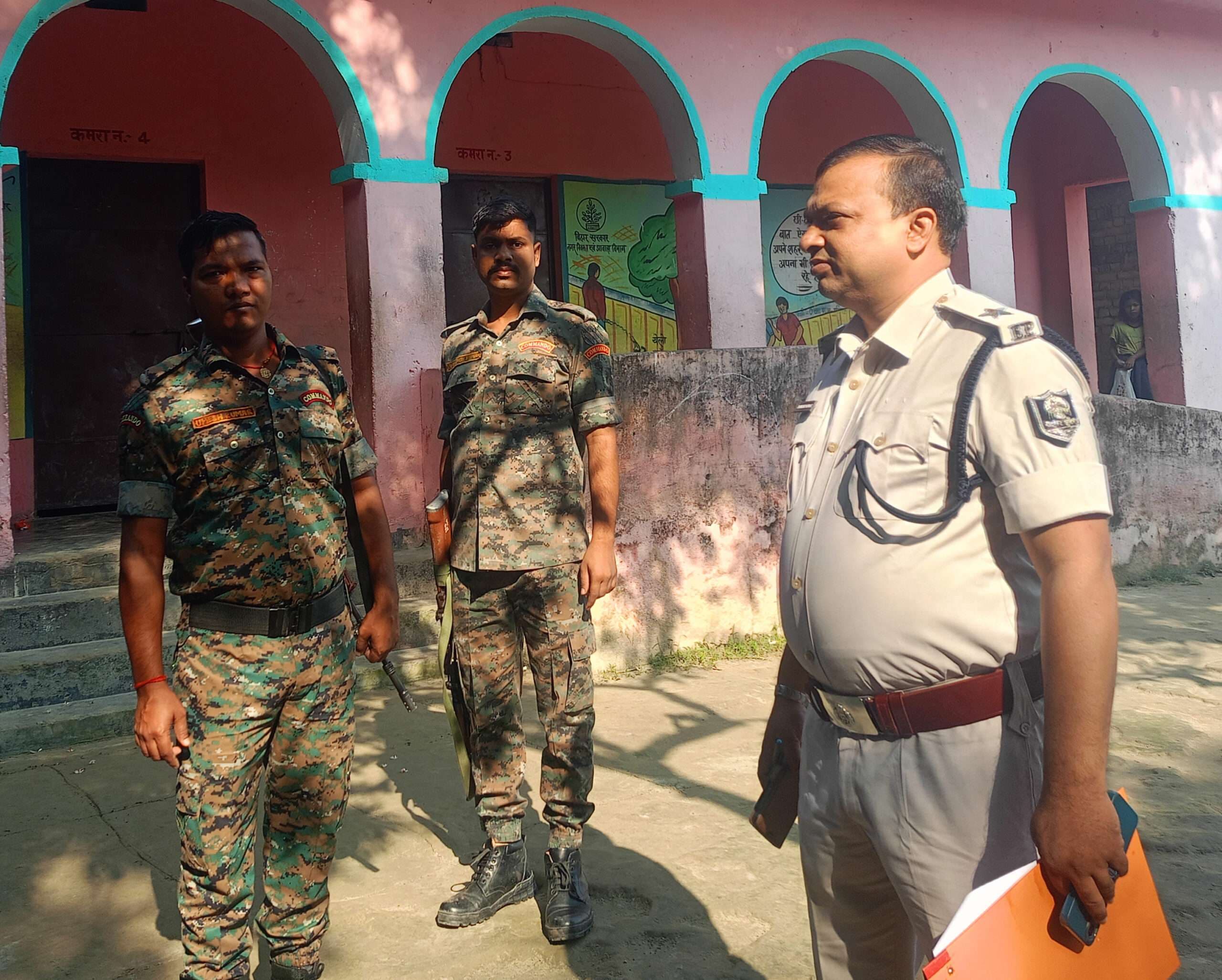 मतदान केन्द्रों का थानेदारों ने लिया जायजा