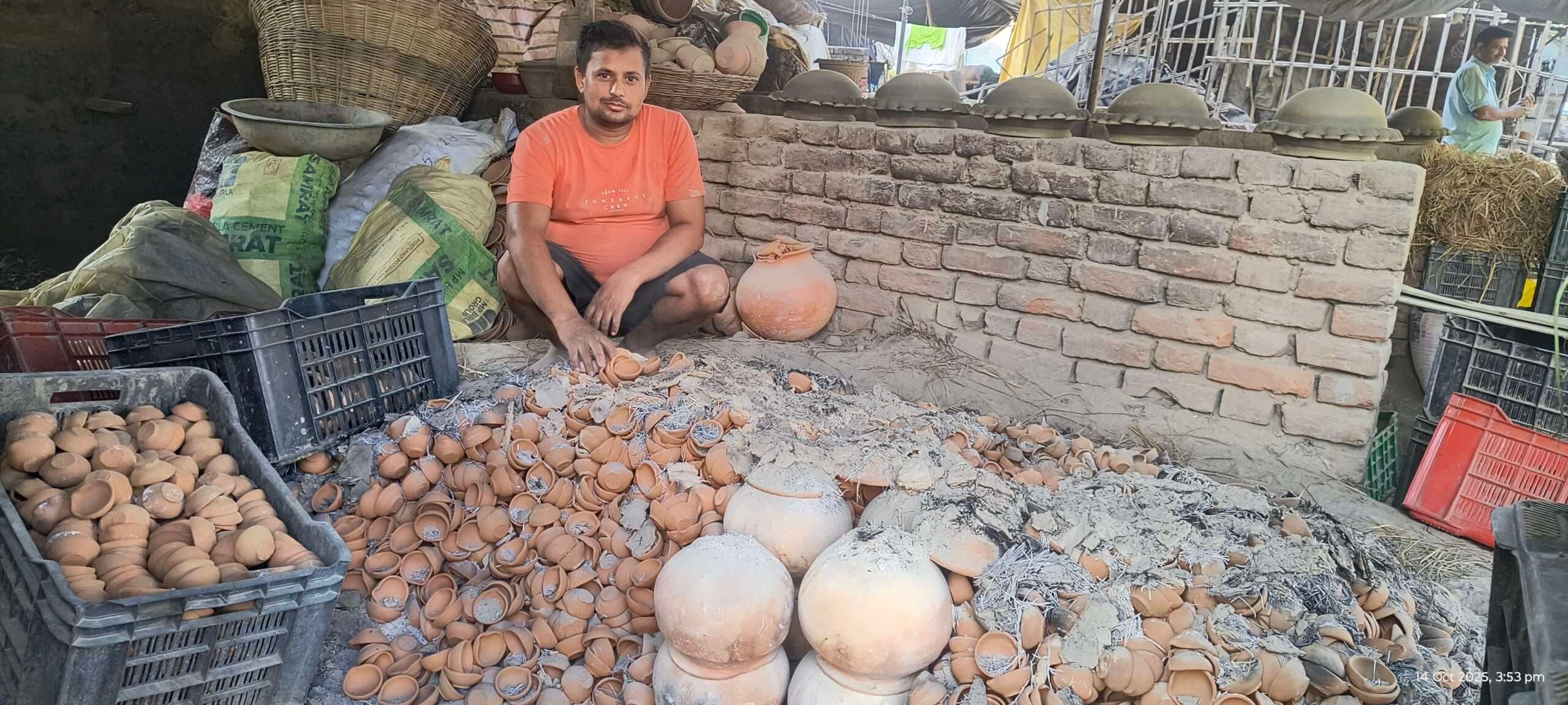दीपावली पर मिट्टी के दीयों की बढ़ गयी मांग, कुम्हारों के चक्के ने पकड़ी रफ्तार