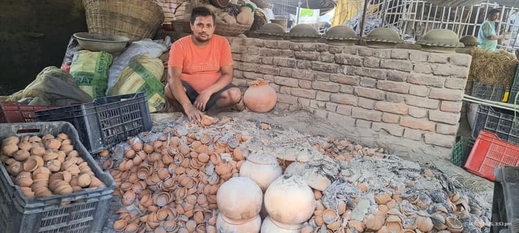 दीपावली पर मिट्टी के दीयों की बढ़ गयी मांग, कुम्हारों के चक्के ने पकड़ी रफ्तार