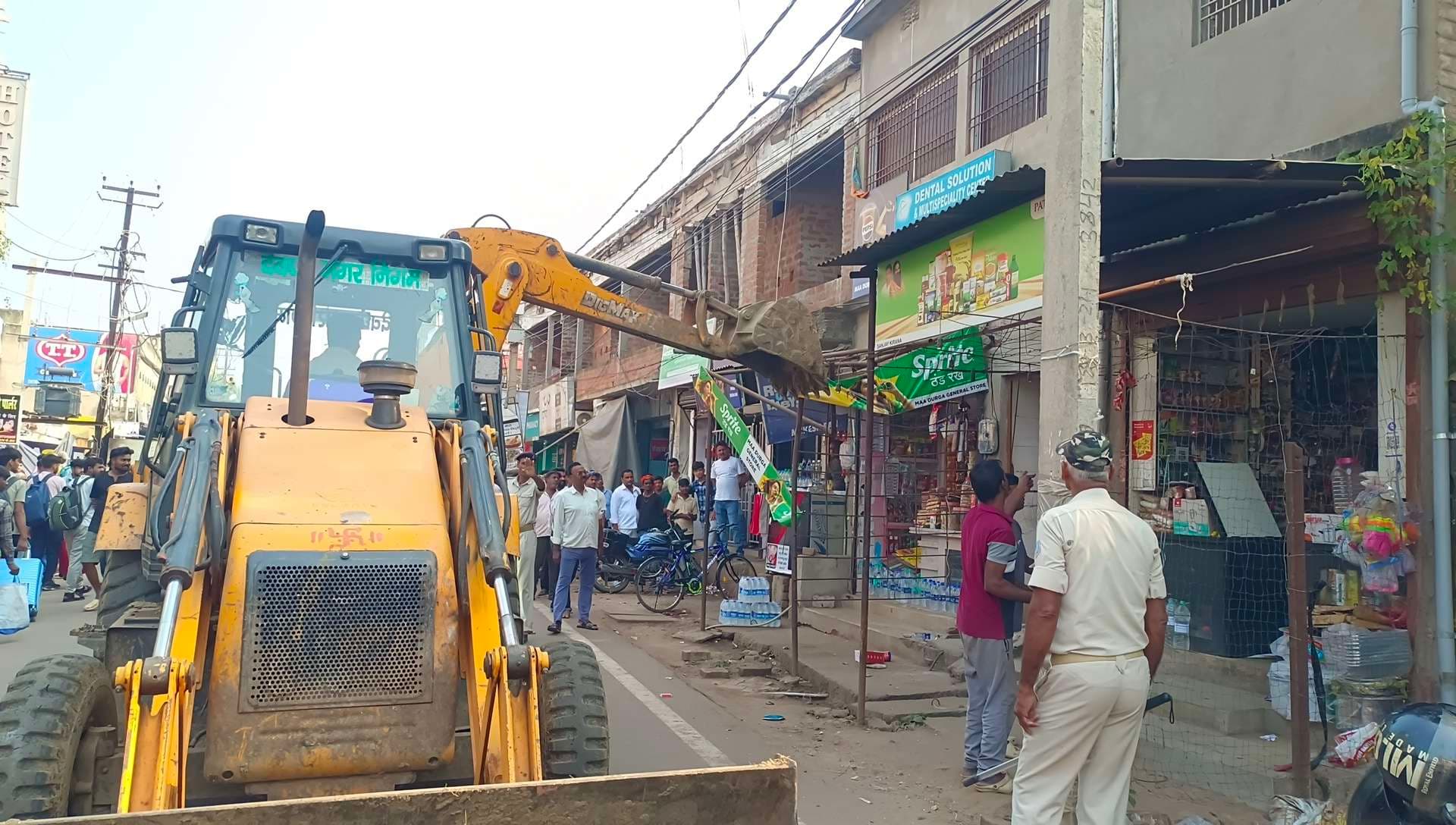 Deoghar News : जसीडीह बाजार में 50 से अधिक दुकानों के अतिक्रमण को हटाया