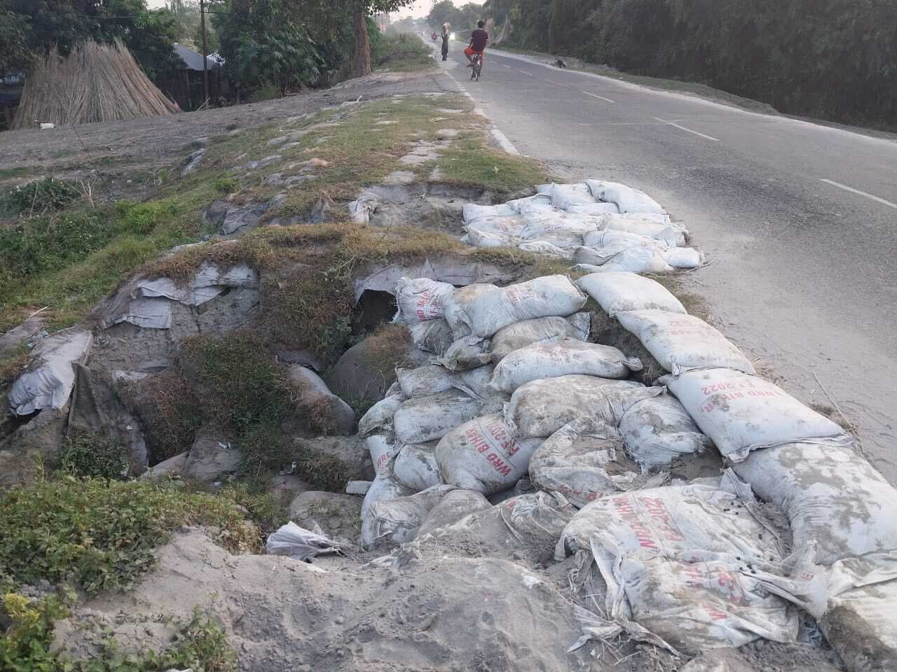 सीमा सुरक्षा सड़क में बना रेनकट, हादसे की आशंका