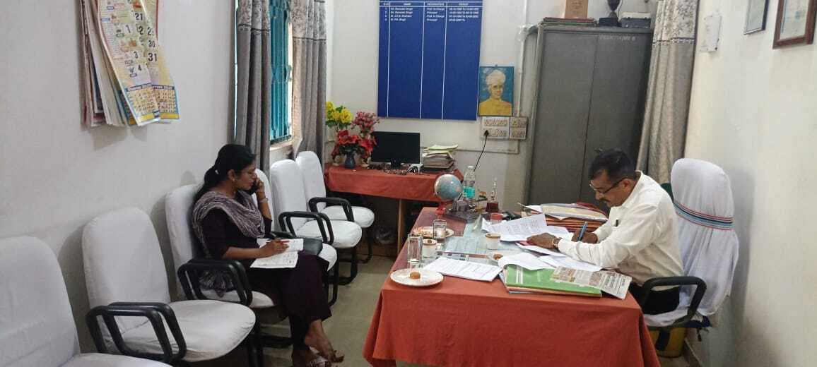 डकरा में गलत तरीके से इंटर कॉलेज चलाने की जांच करने पहुंचे पदाधिकारी