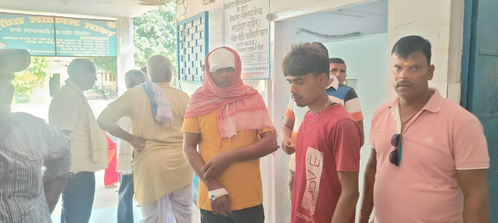 सड़क पर पेड़ गिरा, हादसे में बाइक सवार घायल