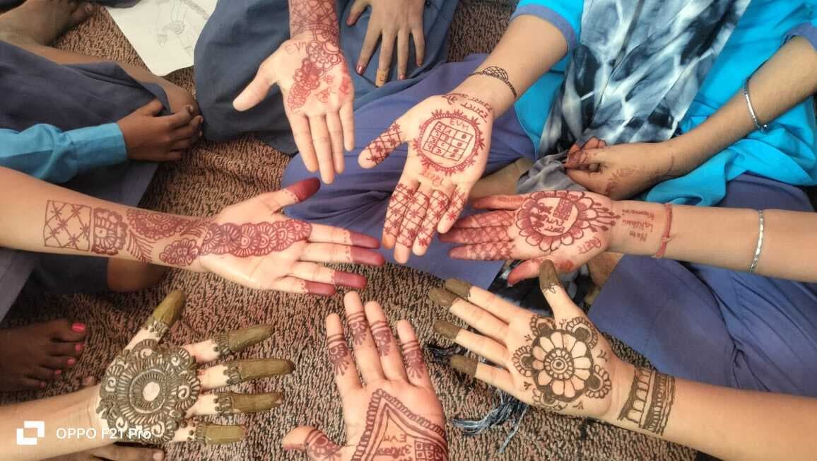 Samastipur News:उमवि जड़ही में मेहंदी से दिया मतदाता जागरूकता का संदेश