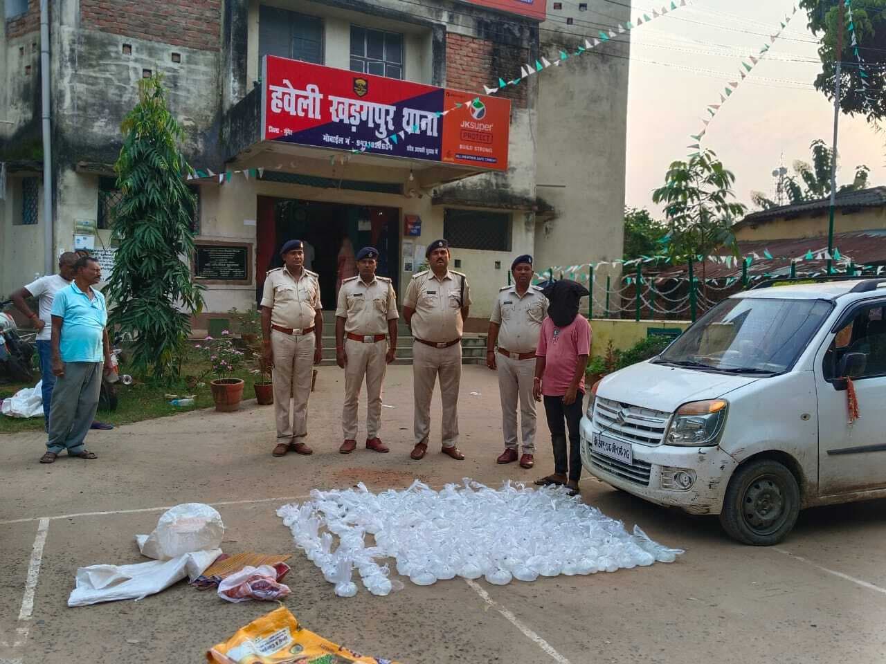 चुनावी कार्रवाई : वेंगनार कार से 125 लीटर महुआ शराब बरामद, एक गिरफ्तार व दो फरार
