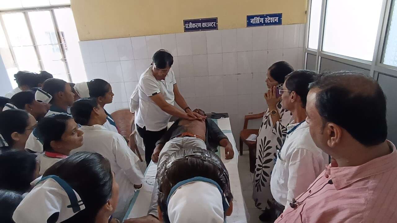 हृदयाघात से पीड़ित मरीजों को सीपीआर देने की विधि से अवगत हुए स्वास्थ्यकर्मी