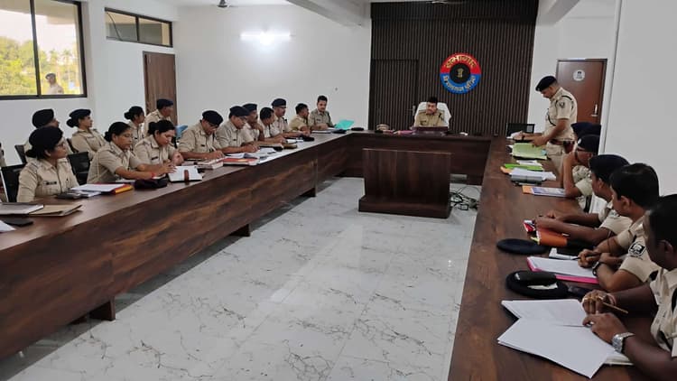 थानाध्यक्ष आगामी चुनाव को ले बढ़ाये सख्ती, अपराधियों, तस्करों की करें धड़पकड़- एसपी