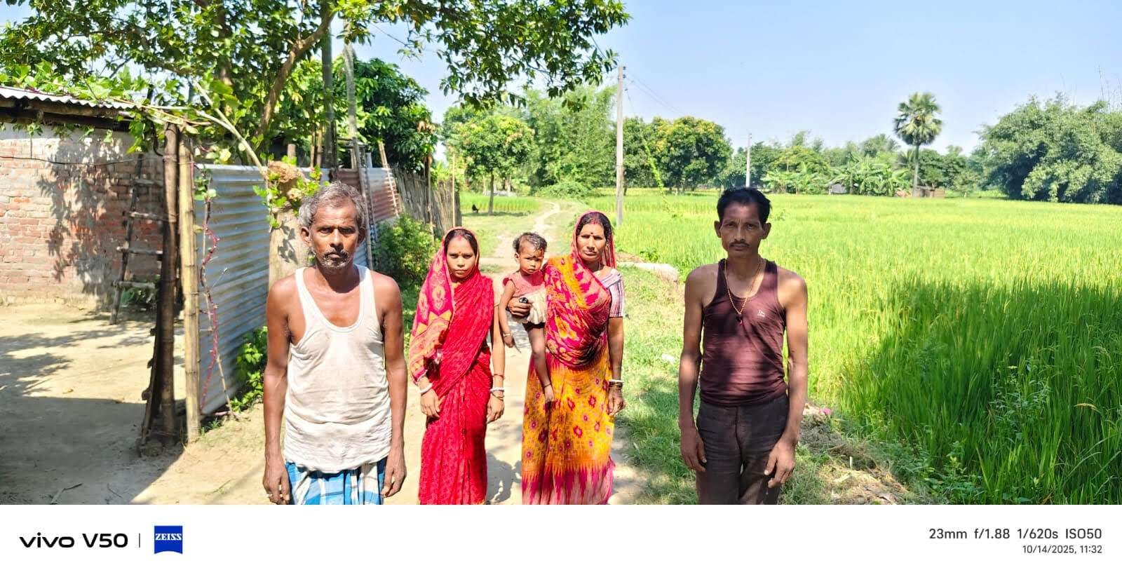 इंदरपुर गांव में पक्की सड़क को तरस रहे लोग