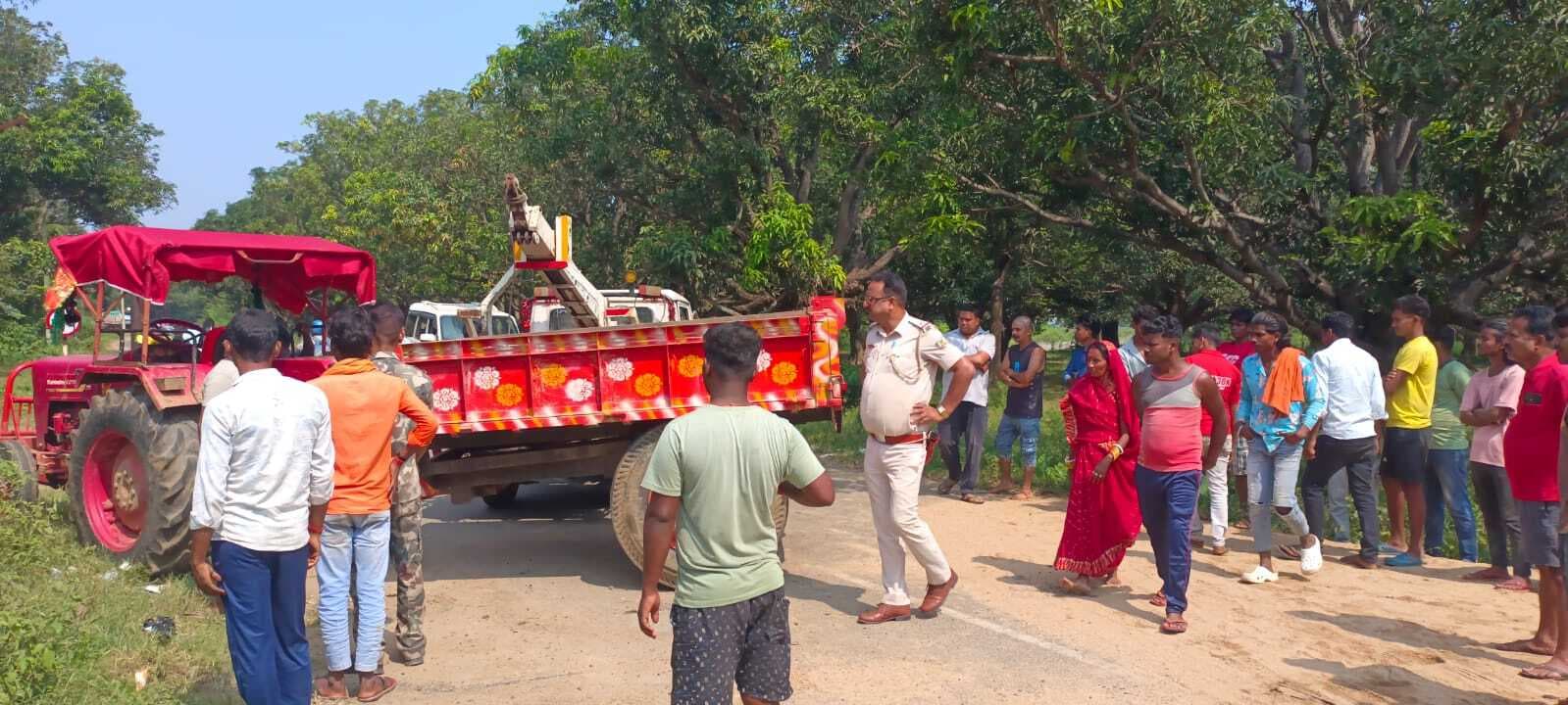 Deoghar news : तेज रफ्तार बालू लदा ट्रैक्टर पलटा, टोटो सवार यात्री बाल-बाल बचे