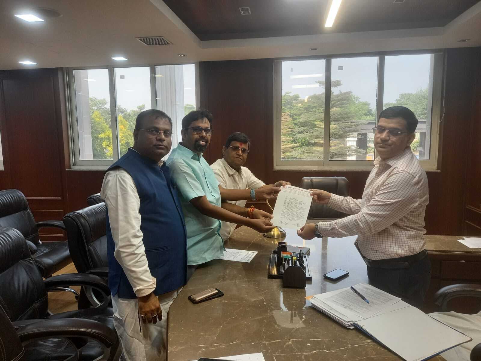 Deoghar news : शिवगंगा छठ पूजा सेवा समिति के सदस्यों ने नगर आयुक्त को सौंपा ज्ञापन, बेहतर व्यवस्था की मांग