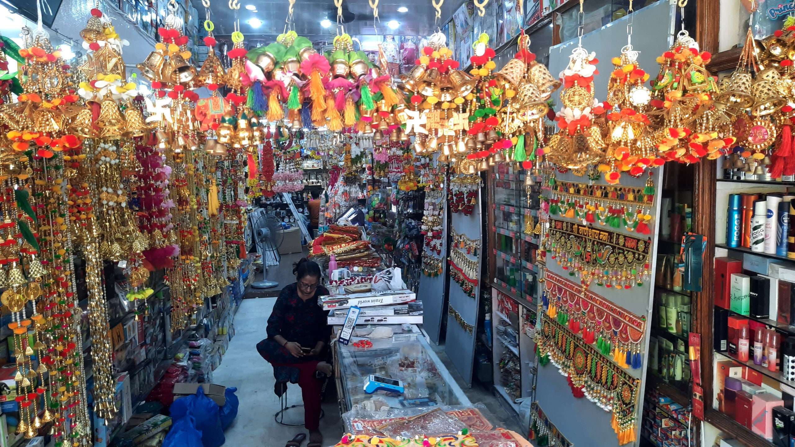 सजावट के रंग  और रोशनी के उत्सव में डूबा बाजार