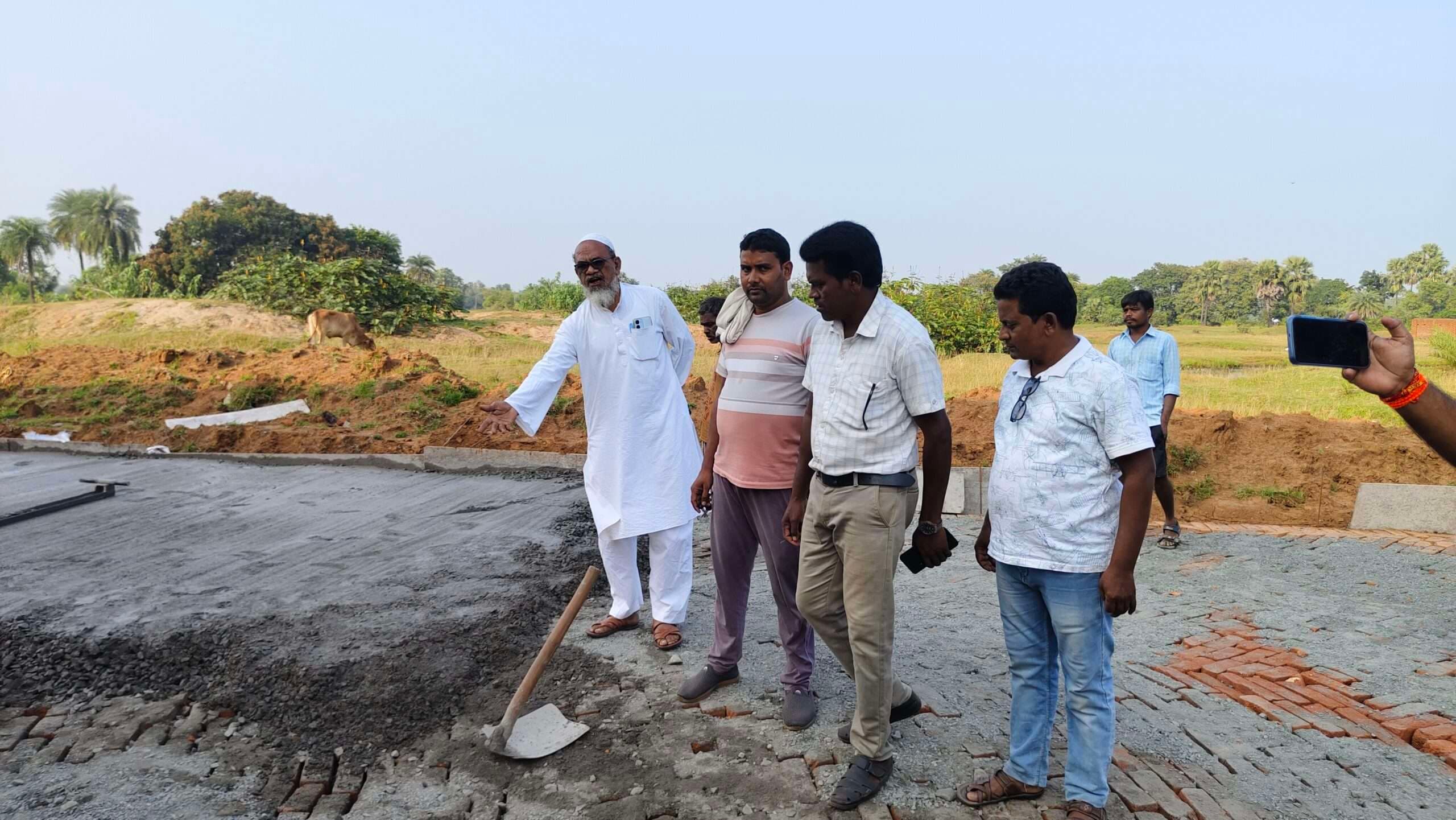 सड़क निर्माण में घटिया सामग्री का आरोप, कार्य रुकवाया