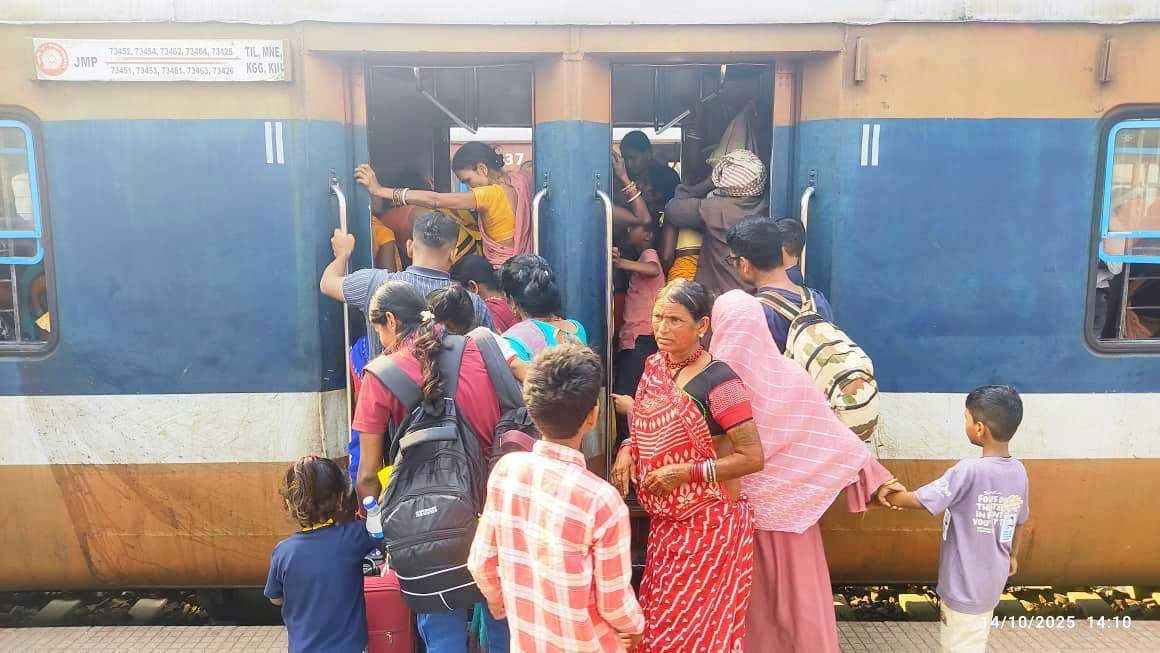 त्योहारों के मौसम में स्पेशल ट्रेन से यात्रा करना साबित हो रहा उबाऊ, बिलंब परिचालन से यात्री परेशान