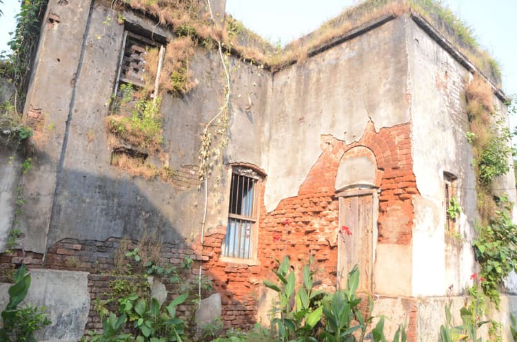 Deoghar news : मातृ मंदिर स्कूल परिसर से जर्जर भवन हटाने की मांग, दुर्घटना का बना रहता है खतरा