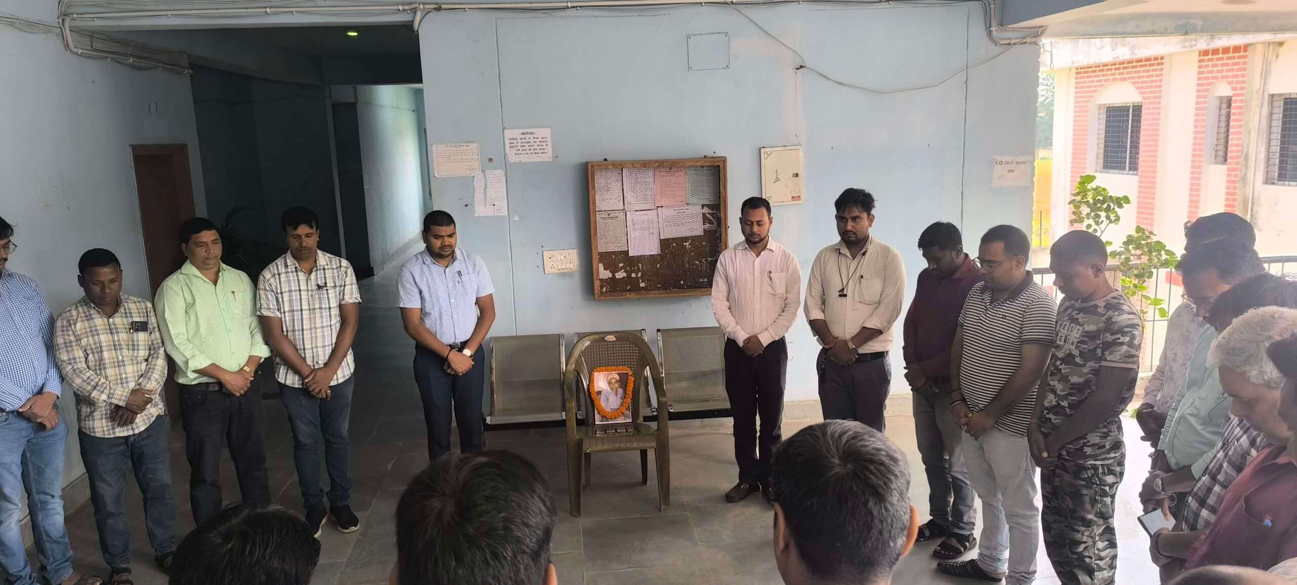 प्रखंड मुख्यालय में रोजगार सेवक को दी श्रद्धांजलि