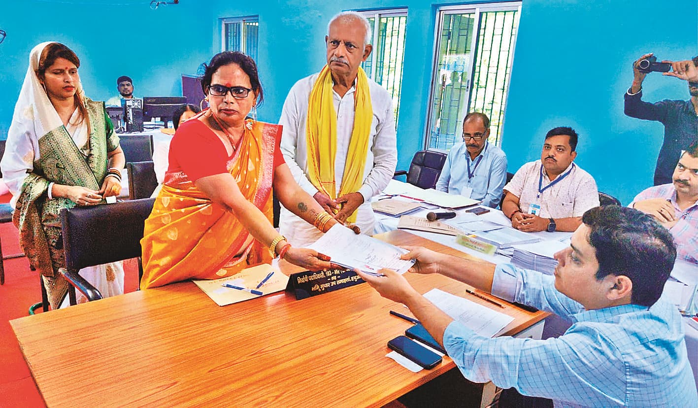 Gopalganj News : बरौली से सीता देवी, तो भोरे से प्रीति किन्नर ने किया नामांकन