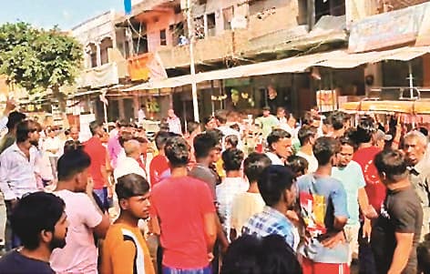 Gopalganj News : माधोपुर में पुलिस पर अभद्र व्यवहार का आरोप लगा सड़क पर उतरे व्यवसायी, किया प्रदर्शन